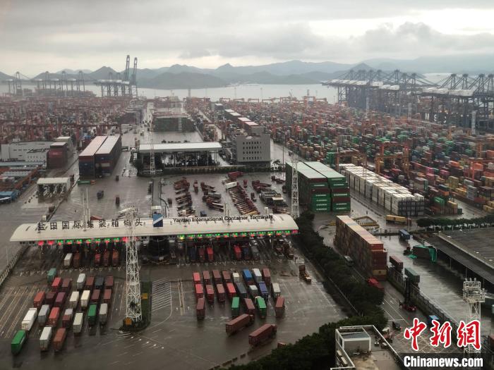 图为深圳盐田国际集装箱码头停靠的货柜车。　朱族英 摄