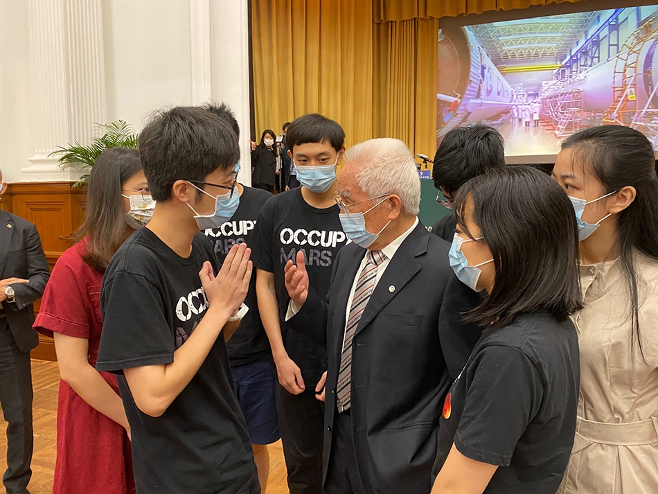 航天进港日记丨香港大学迎来83岁龙乐豪院士，秒变追星现场休闲区蓝鸢梦想 - Www.slyday.coM