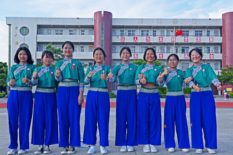 福建泉州:"惠女版"校服进校园 刮起"最炫非遗风"