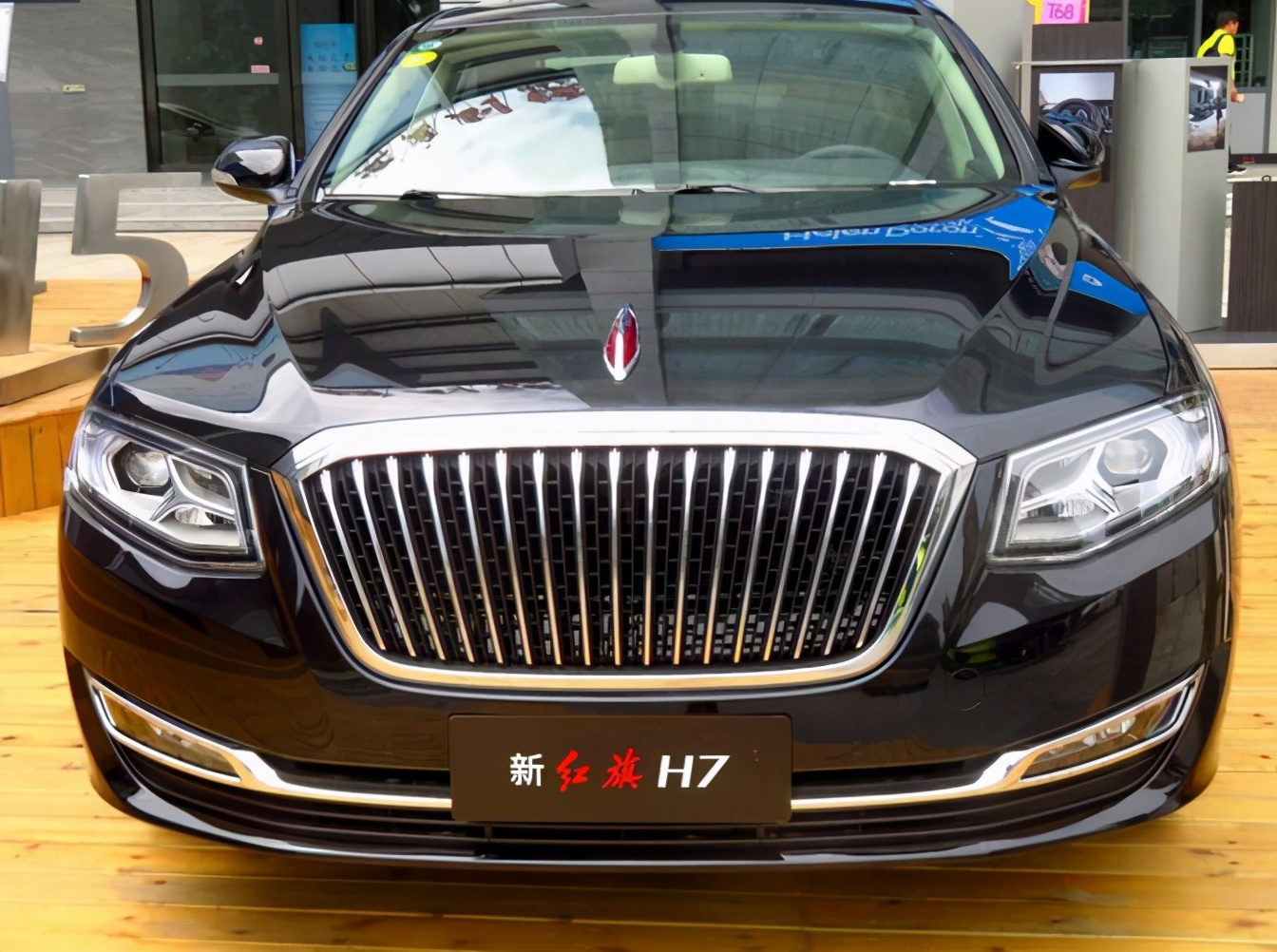 但是旗下的这款中大型轿车—红旗h7(配置|询价),却惨遭销量"滑铁卢"