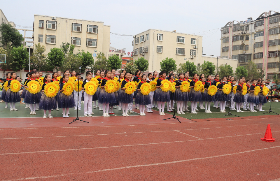 最后,怡景小学合唱团的学生们为大家表演了歌曲合唱,一首首经典永流传