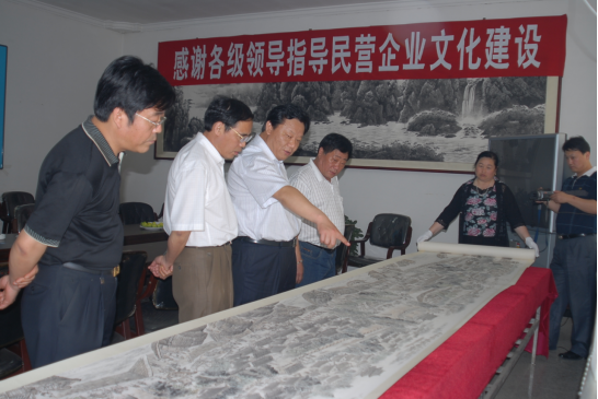 (通州区原区委副书记张文山等领导观看《古运回望图》)