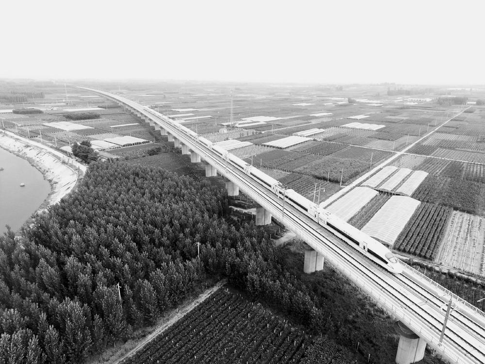 6月24日,一列动车组列车行驶在山东省临沂市平邑县境内(无人机照片