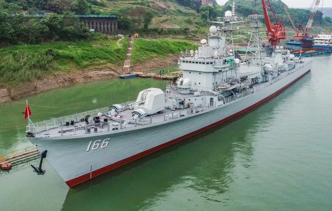 166军舰将明日达到九龙坡区建设码头.(重庆日报资料图片)龙帆 摄