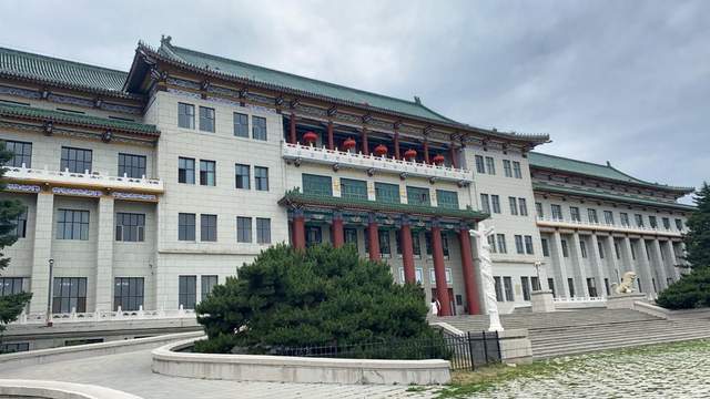 吉林大学地质宫,顶楼右侧为黄大年办公室的窗子(总台记者苑竞玮 摄)