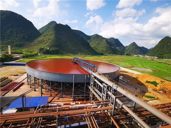 广西东懋再生资源公司70米浓密池(央广网发&nbsp;钟春云摄)