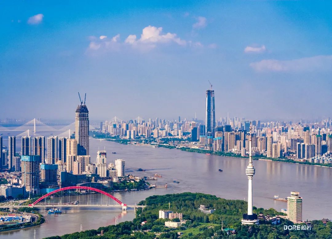 两江交汇的大武汉    图源:般若刚过夏至,武汉的最高温度超过35℃.