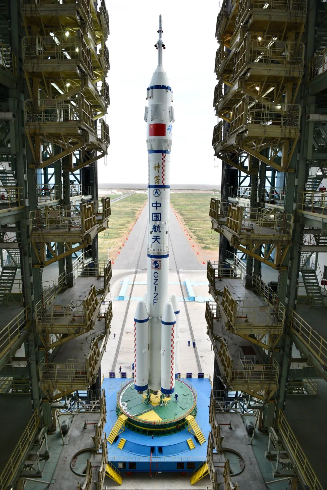 神舟十二号船箭组合体转运至发射区，将送三名航天员上太空