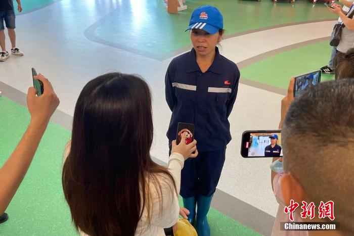 牧场工作人员黄雪琴在接受媒体采访。中新网记者 程春雨 摄