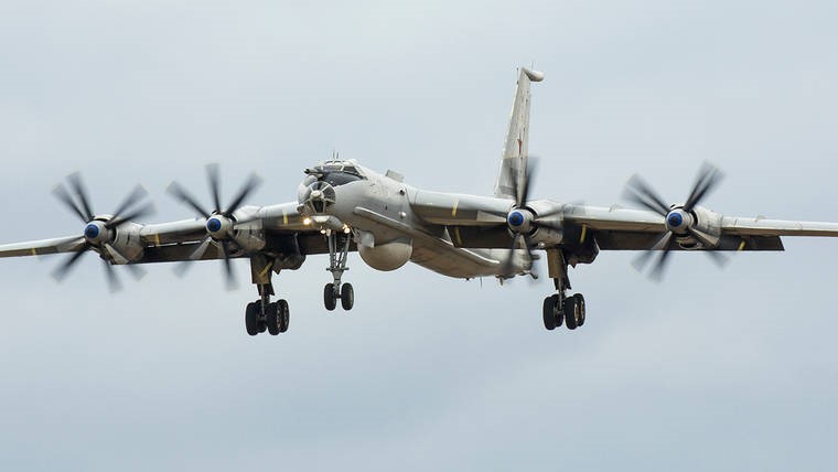 此次演习还出动了图-142远程反潜巡逻机.