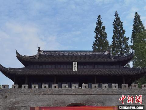 有"秀州古治"(秀州,州名,包括旧嘉兴府与旧松江府)四个烫金大字的牌坊