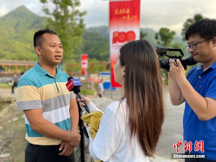 建宁县高峰村党支部书记林长礼接受记者采访。中新网记者 程春雨 摄