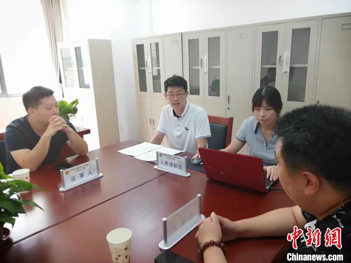 上海市场监管局探索多元化解机制，与司法局率先建立合作，建立联合人民调解工作室。上海市场监管局 供图