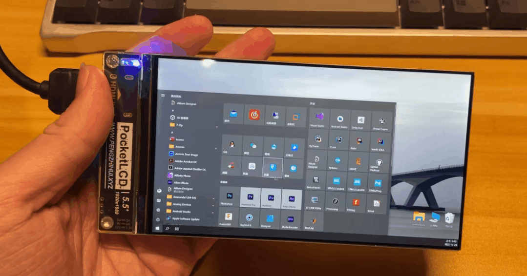 稚晖君制作的充电宝显示器，可以在充电时当作显示屏幕使用