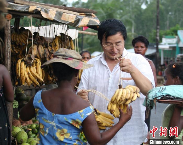 华侨任瑜杰:援助医疗队结缘马达加斯加 弃医从商搭两地交流桥梁