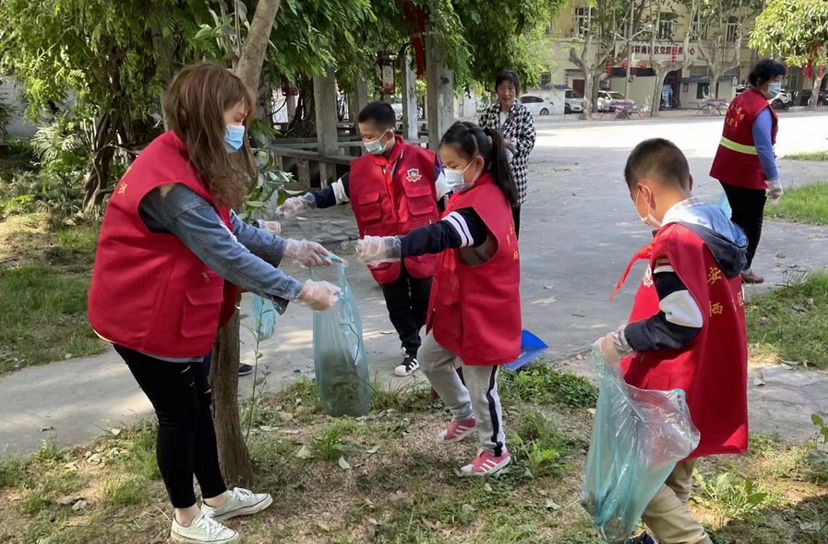青少年义务捡垃圾开展环保公益活动
