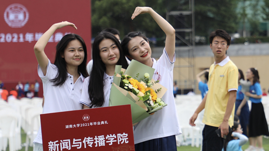 &nbsp;&nbsp;&nbsp;&nbsp;湖南大学毕业典礼上,3位来自新闻与传播学院