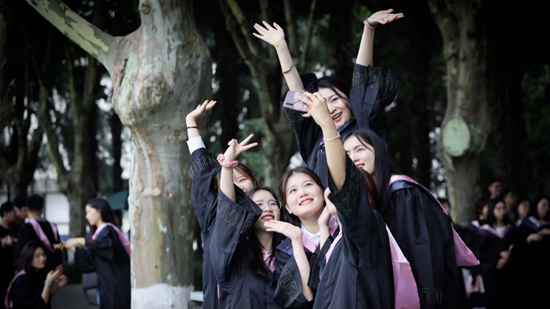 &nbsp;&nbsp;&nbsp;&nbsp;扬州大学2021届毕业生身着学士服自拍留念.