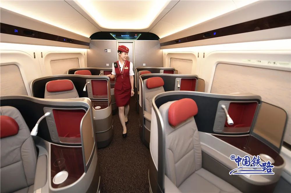 一等座细节之变座椅增设电动腿靠可调节头靠等功能将原来设置在扶手上