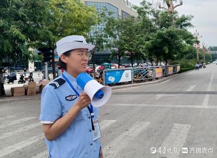 执勤间隙给孩子喂奶！东阿这名女交警被赞“最美哺乳妈妈”