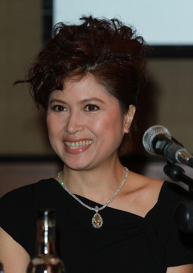 65年的邵美琪越老越洋气穿小黑裙配复古盘发看着就像一贵妇