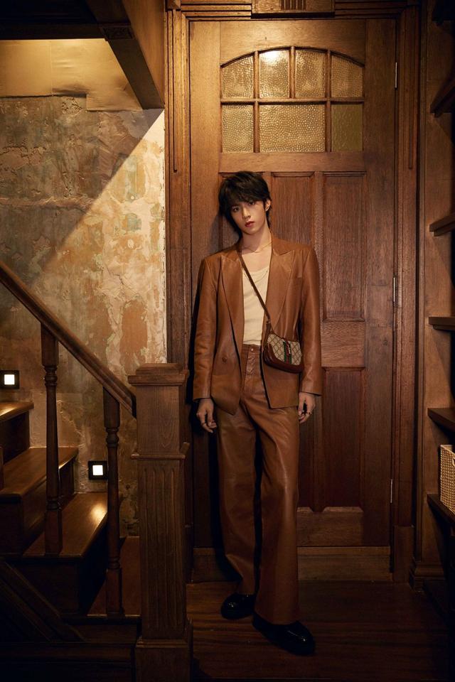 刘耀文不像15岁的男孩!熟男皮衣也轻松驾驭,根正苗红潜力无限