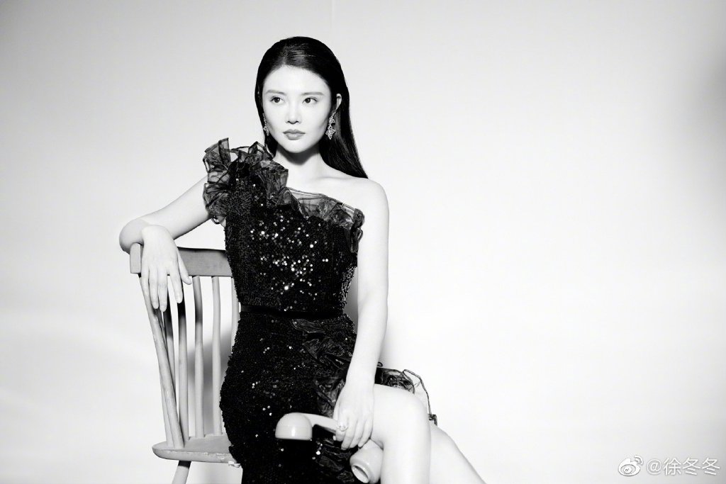 徐冬冬晒黑白氛围感大片 穿露肩礼服被称最美方脸