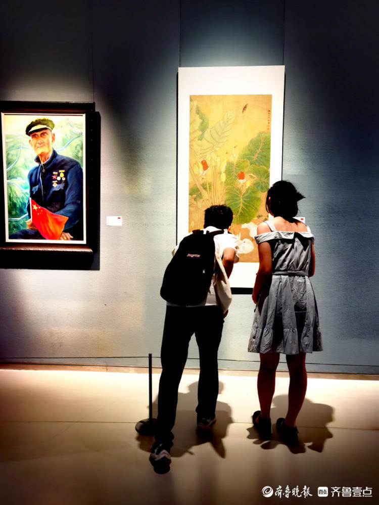 山东美术馆里,参观书画展的人们