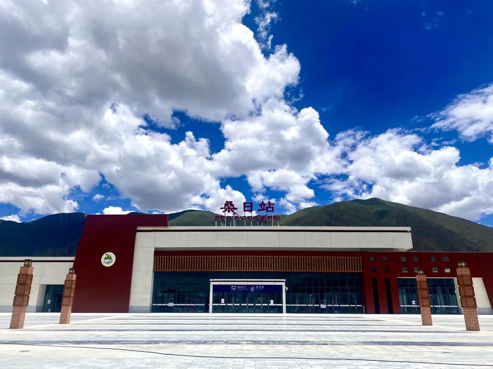 桑日站融入马鹿造型的元素,结合藏式建筑特色,以红白两色为主,凸显