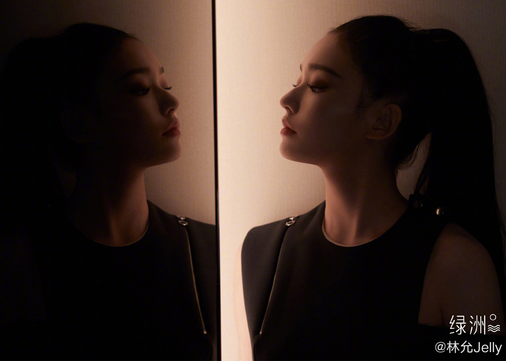 林允晒最新光影写真侧颜优秀氛围感十足