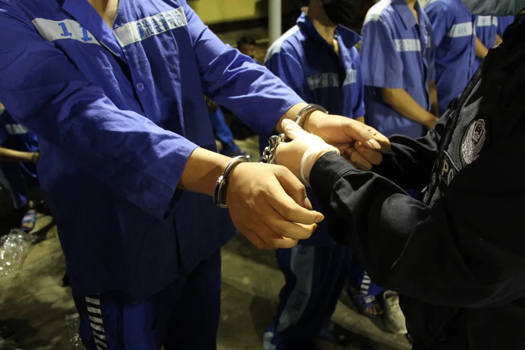 民警在看守所提审毒犯.