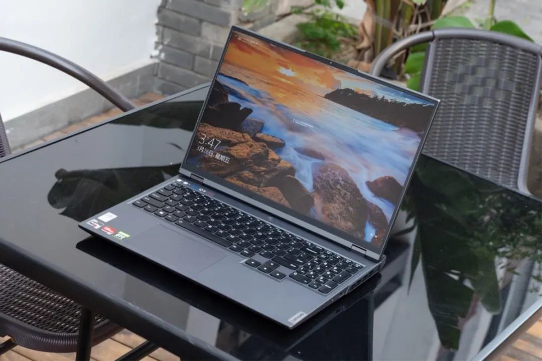 r7000p中的一个机型,这个系列的2021款新上市,和此前的2020款在外观上