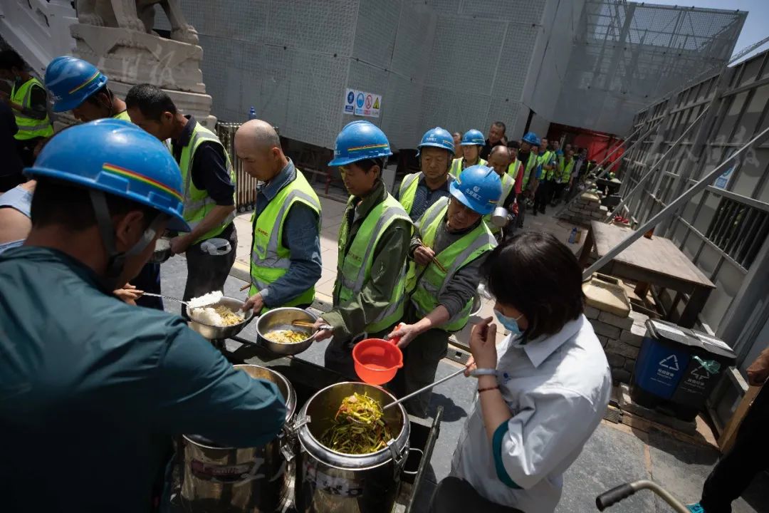 5月26日中午,正阳门箭楼内,修缮工人们正在排队打饭.