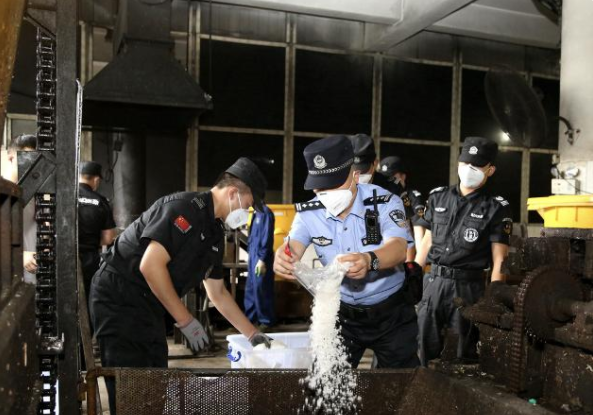 民警和工作人员正在销毁毒品。