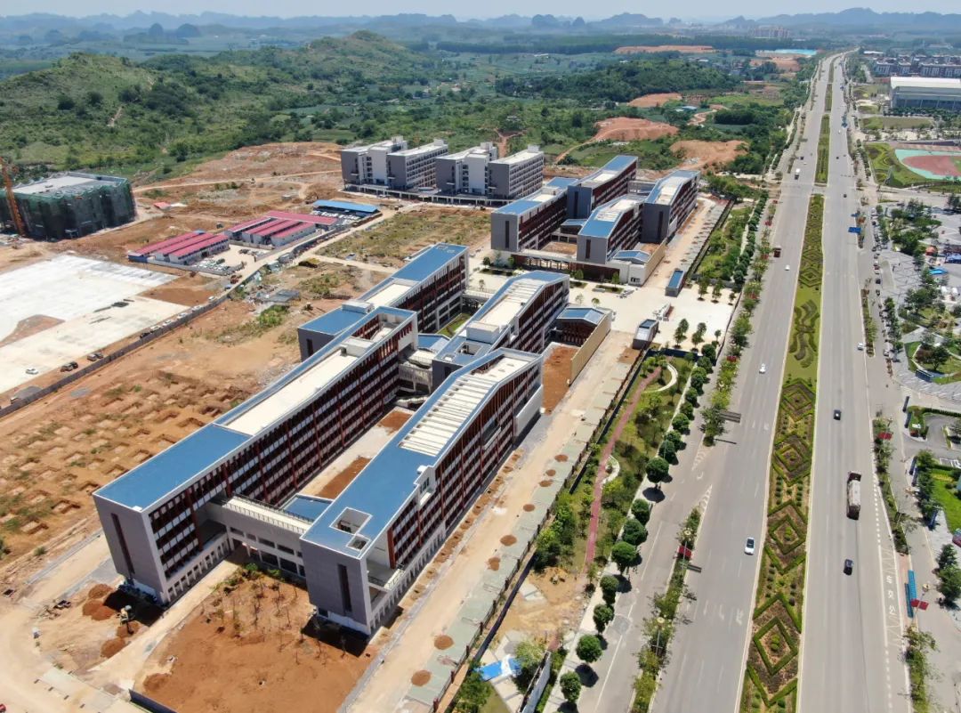 江州区高级中学是一所全寄宿制高级中学,位于崇左市城南新区东盟大道