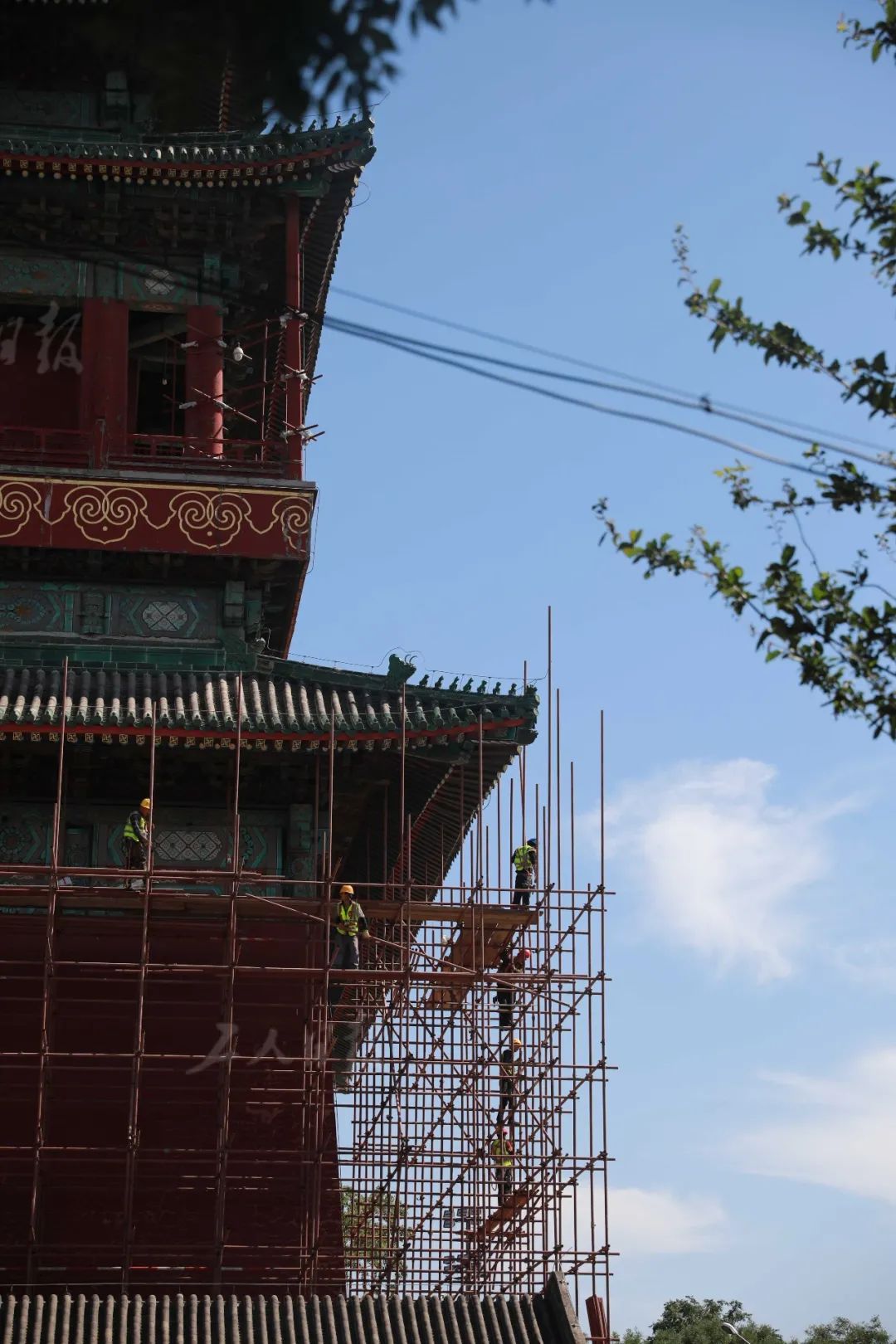 在岁月的侵蚀下,古建受到不同程度的损毁,修缮古建就像修复被层层剥离