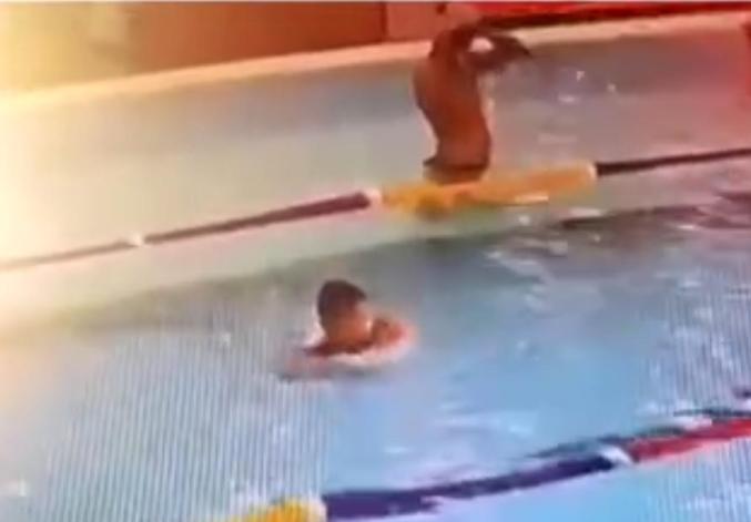 徐州3岁幼童泳池“倒栽葱”，11岁少年淡定上演教科书式施救