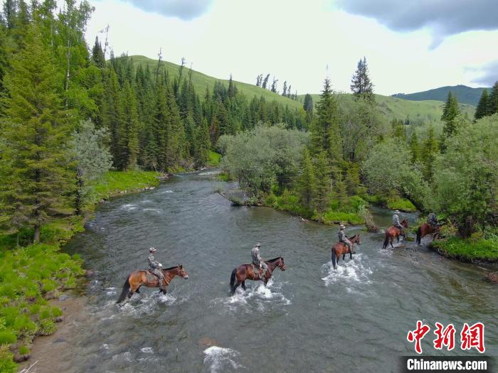 官兵乘马过河. 徐明远 摄