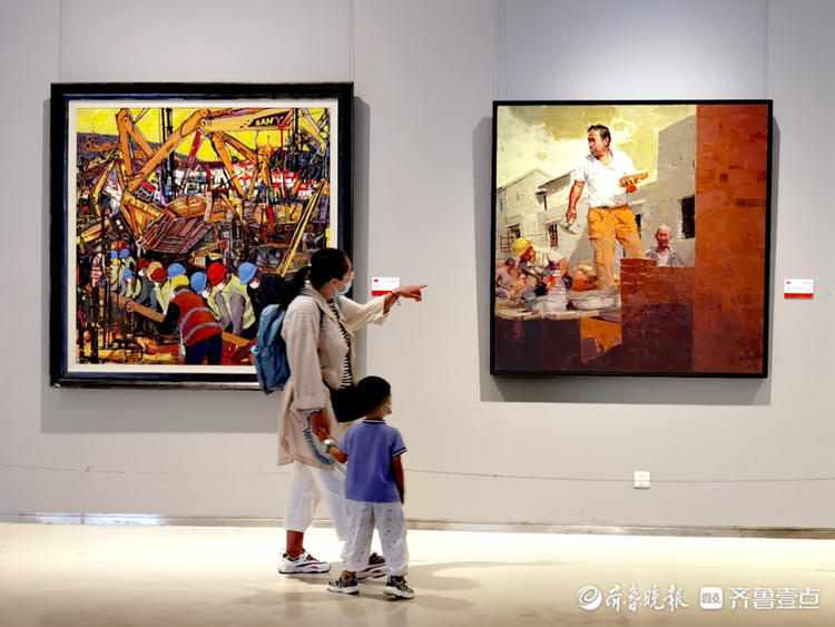 山东美术馆里,参观书画展的人们