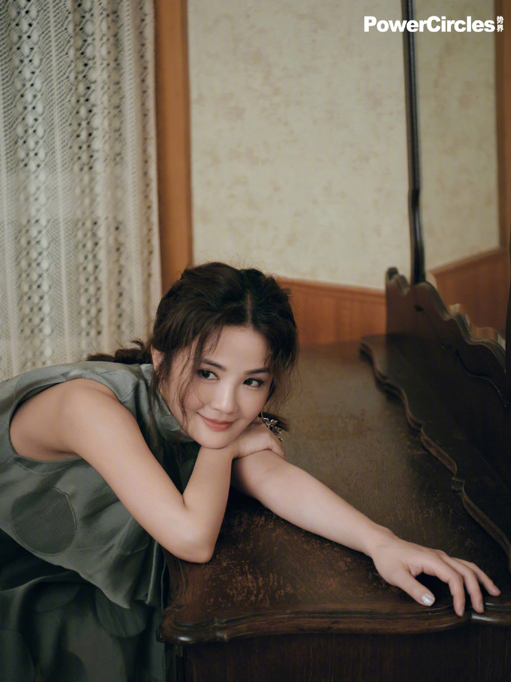 阿sa曝少女感大片携猫出镜 肤质细腻看不出已38岁