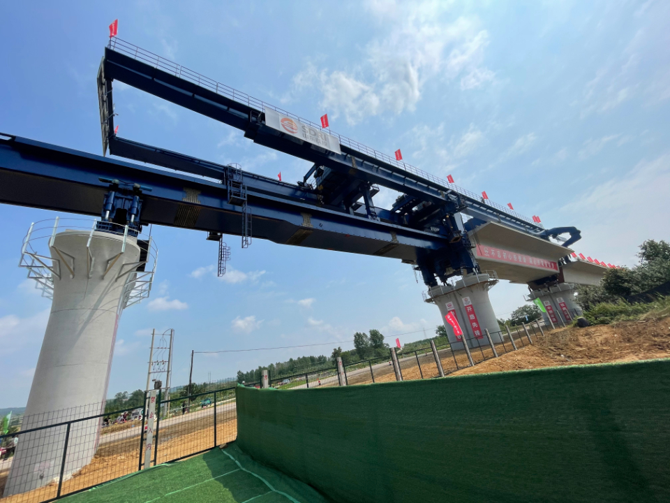 莱荣高铁完成首榀箱梁架设,全线桥梁铺架施工启动|莱荣高铁_新浪新闻