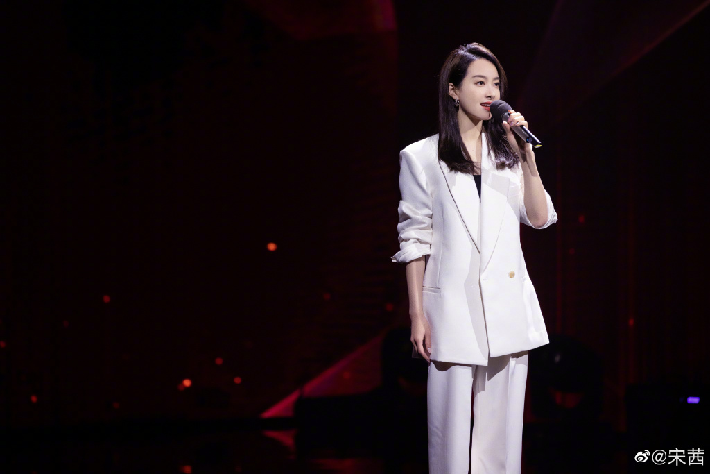 宋茜穿oversize皓月白西装吸睛十足 站姿笔直气场强大
