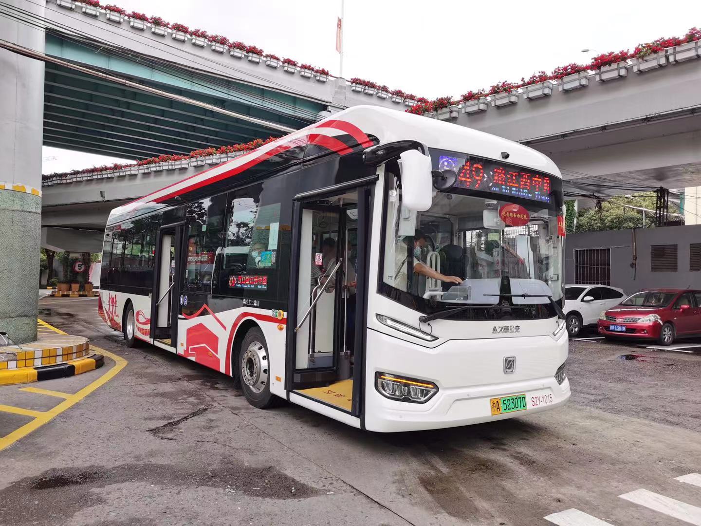 上海49路21辆"红色新车"投运,全部配备"到站提示牌"