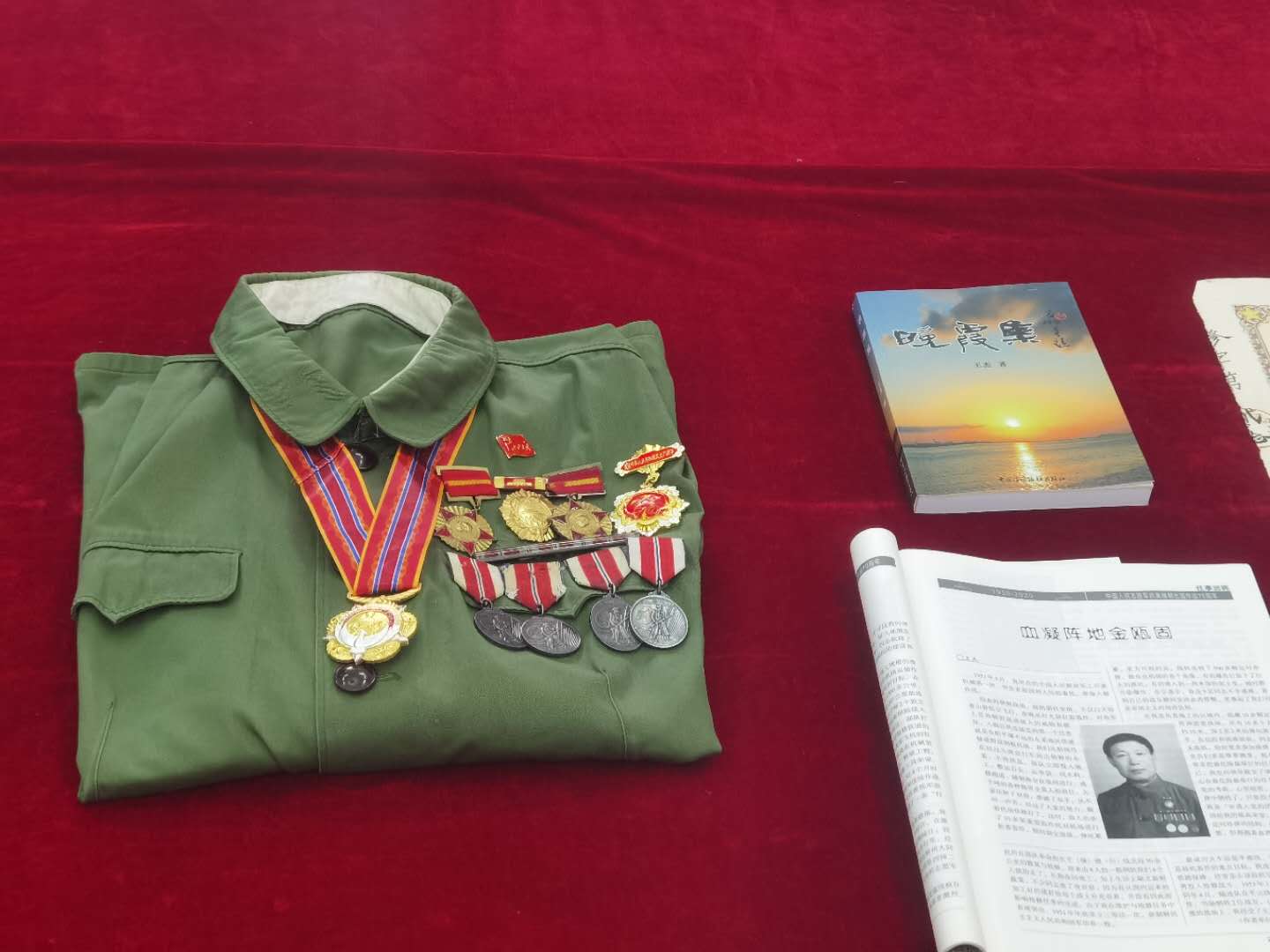 军服老照片红领章八角北里社区举办老物件展