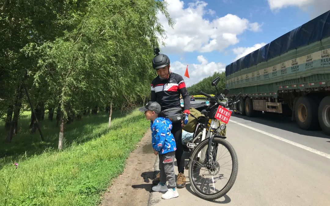 ▲6月17日,罗新华沿102国道骑行,高高途中下车