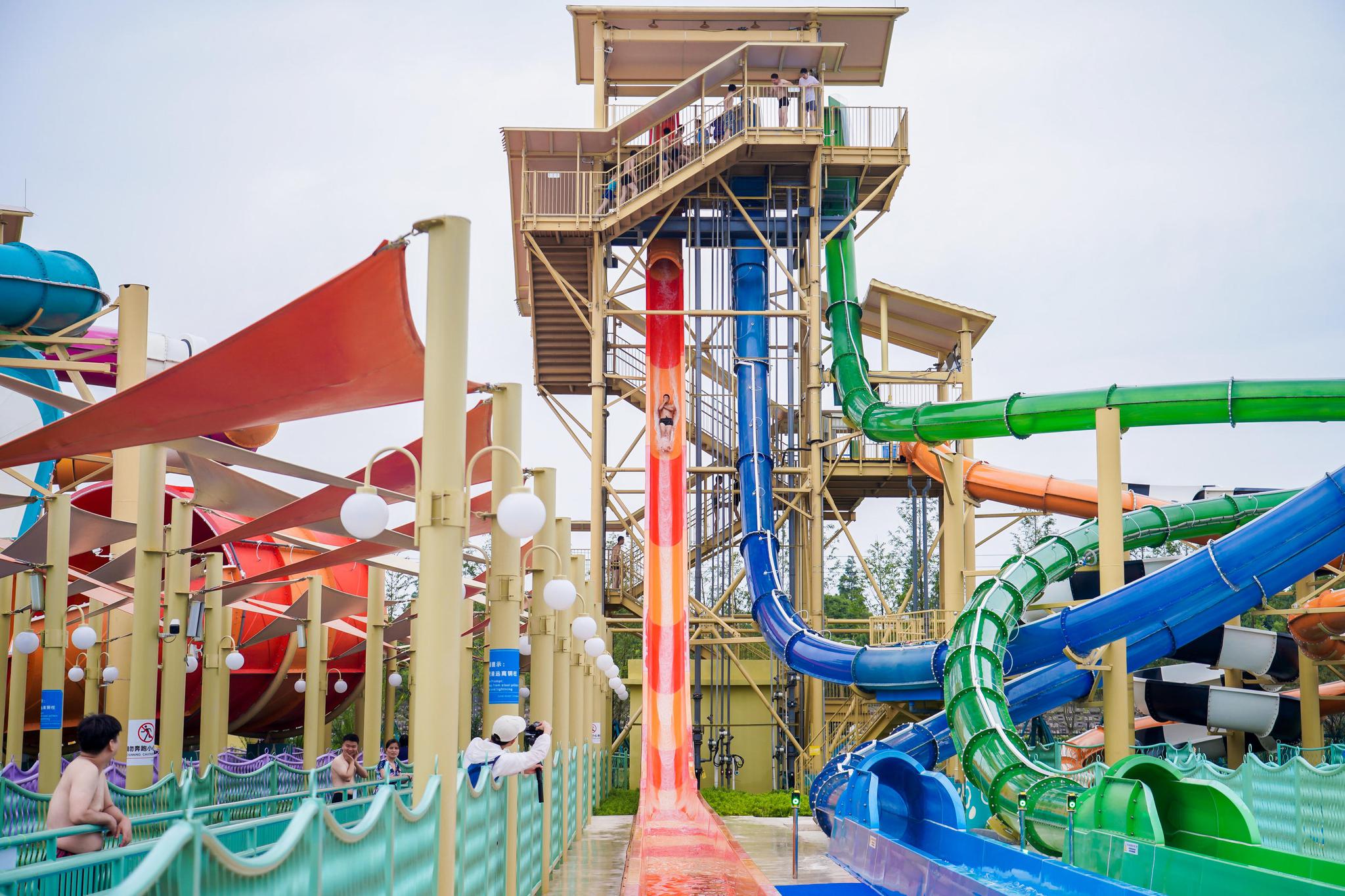 杭州湾融创水世界以活力和创新力的运营手段,营造精彩的夏季清凉之旅