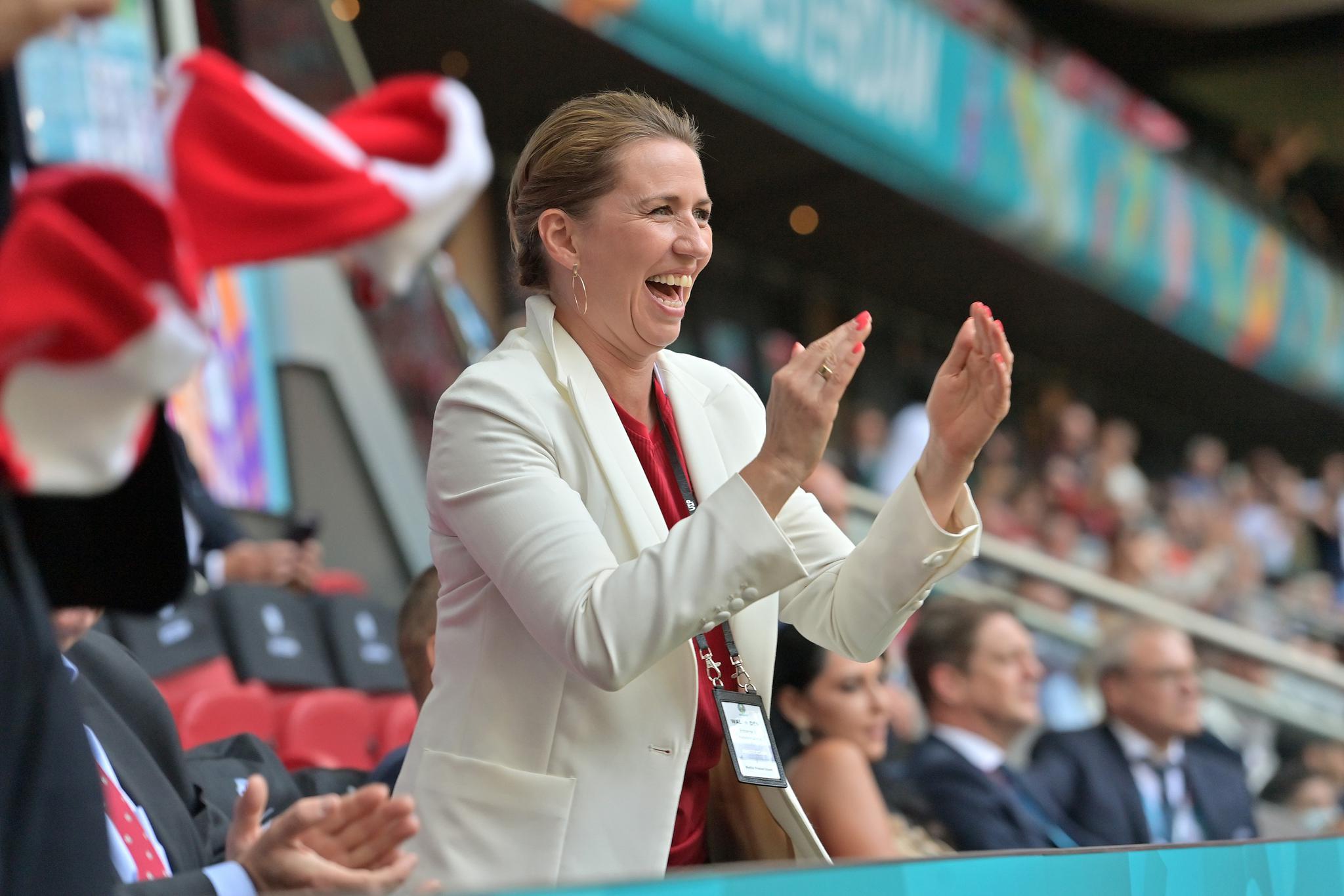 丹麦女首相弗雷泽里克森现场为球队加油。