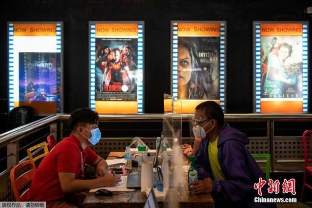 资料图：当地时间6月2日，菲律宾马尼拉，一家电影院成为新冠疫苗临时接种点。