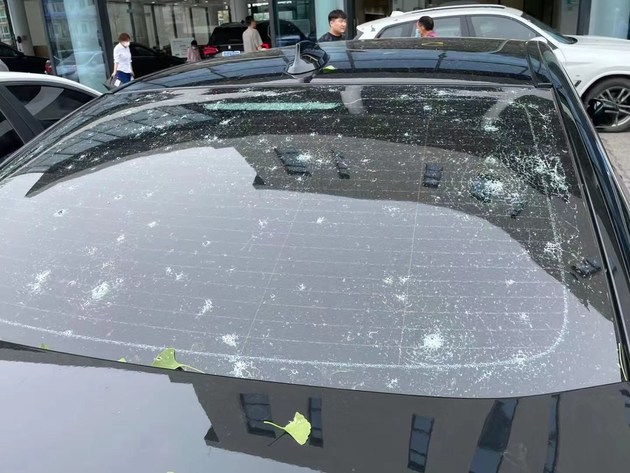 一觉醒来爱车竟被砸成"大花脸" 车辆遇到冰雹怎么办?