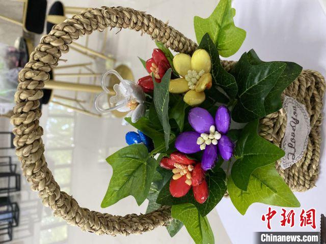 中国热科院香饮所科研人员研发的可食用手工巧克力盆花。符宇群 摄